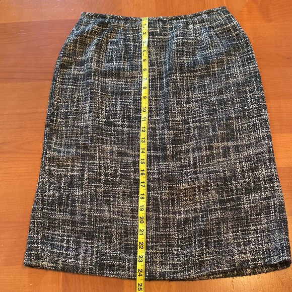 Le Suit Woman’s Skirt Suit - Picture 13 of 13